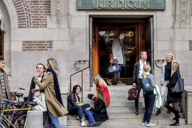 Studenter utanför Juridicums trappa. Foto.