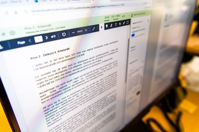 Text från kursen arbetsrätt på datorskärm. Foto.
