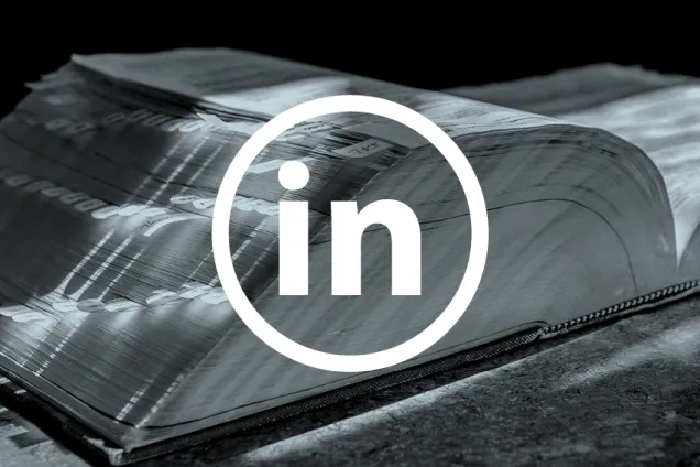 Bild på en bok med LinkedIN loggan framför